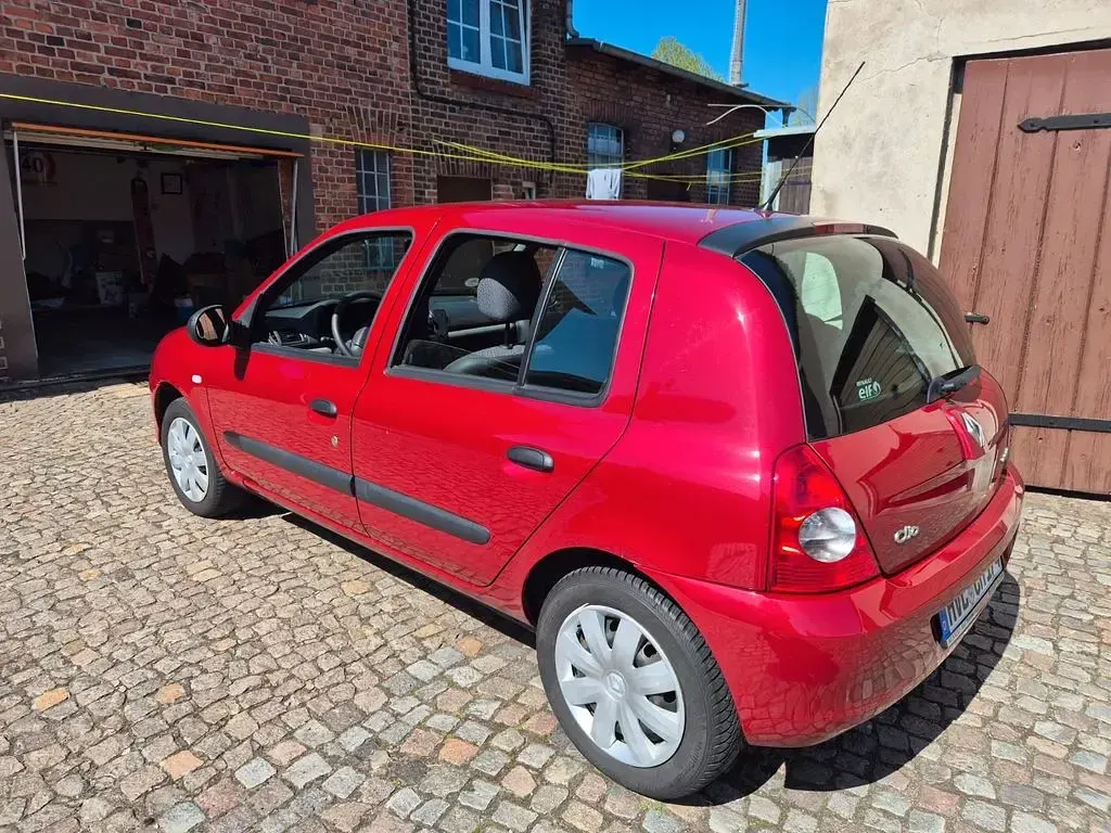 Używany Renault Clio II Authentique 58 KM (42 kW) 2010 Czerwony Sedan/Limuzyna