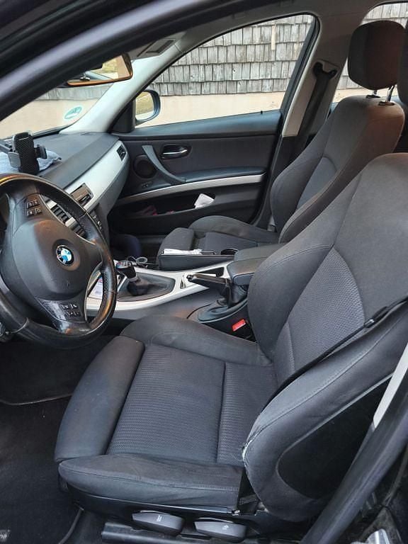 Gebraucht BMW 320 184 PS (135 kW) 2010 Schwarz Kombi