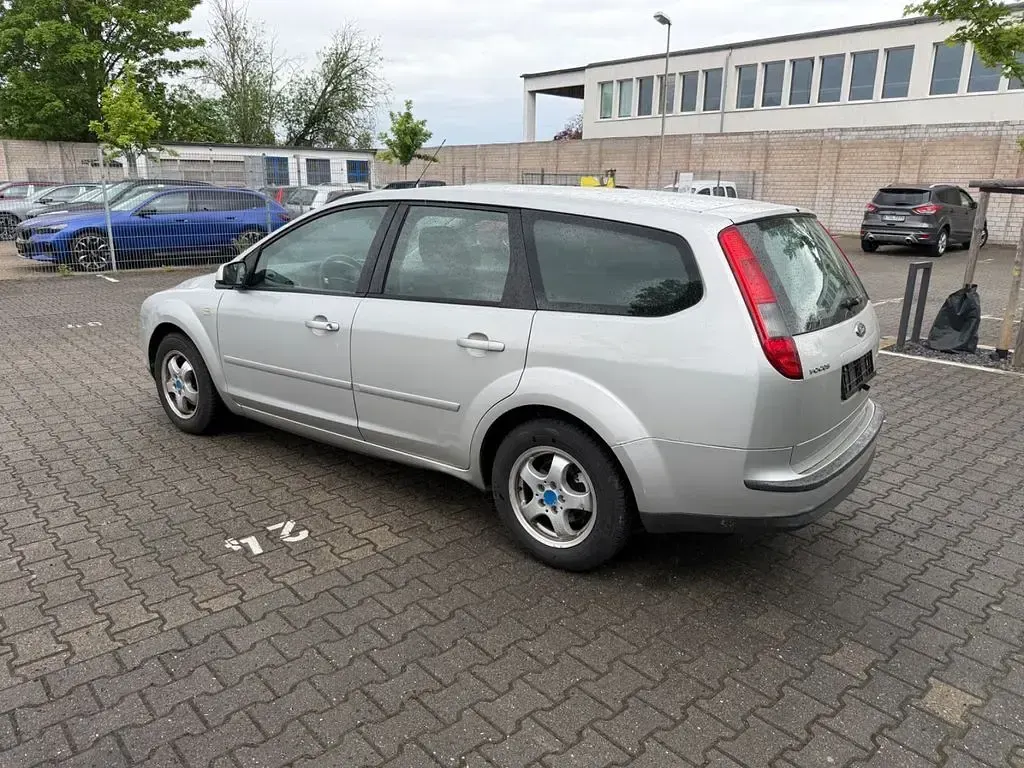 Gebraucht Ford Focus Style 101 PS (74 kW) 2008 Silber Limousine