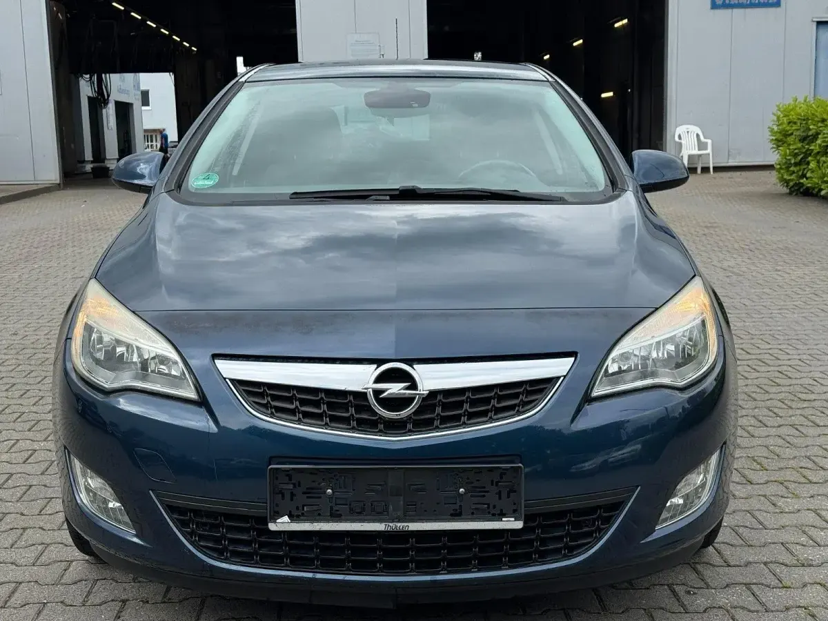 Gebraucht Opel Astra Design Edition 140 PS (102 kW) 2011 Blau Limousine