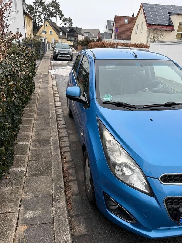 Blau Gebraucht 2013 Chevrolet Spark Kleinwagen | 2.799 € (Fairer Preis) - Bild 1/4