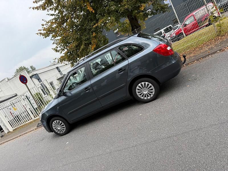 Grau Gebraucht 2010 Skoda Fabia Kombi | 3.900 € (Superpreis) - Bild 1/4