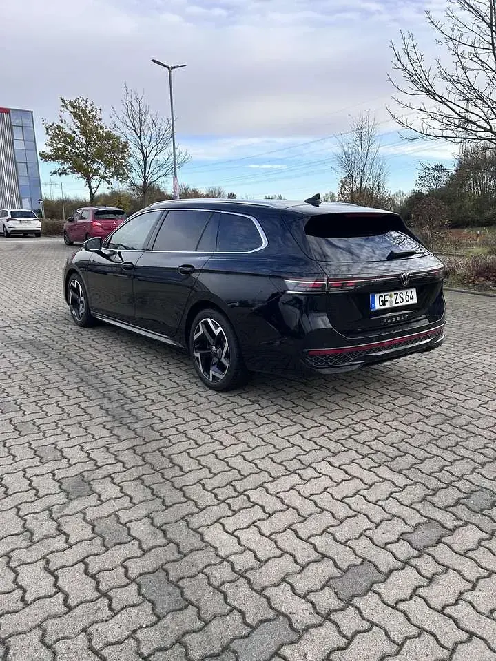 Gebraucht VW Passat R-line 150 PS (110 kW) 2024 Schwarz Kombi
