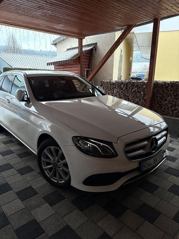 Weiß Gebraucht 2017 Mercedes E200 Limousine | 19.000 € (Superpreis) - Bild 1/4