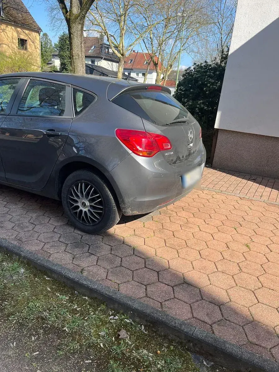 Gebraucht Opel Astra 122 PS (89 kW) 2012 Grau Limousine
