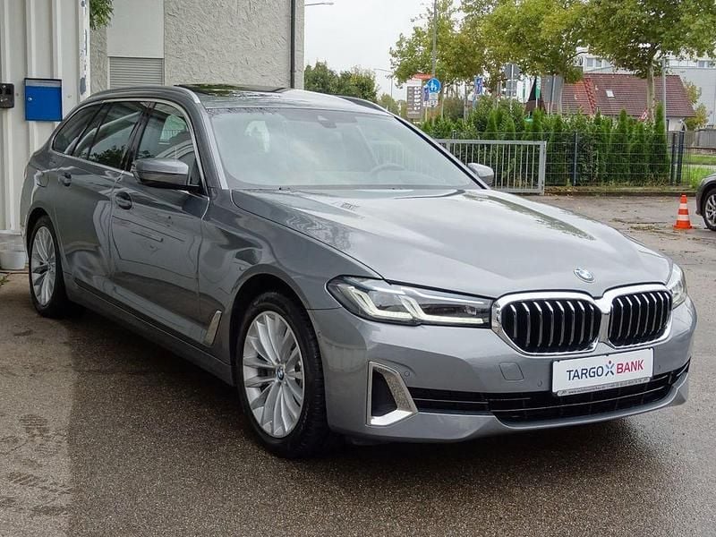 Grau Gebraucht 2022 BMW 520 Luxury Line Kombi | 32.950 € (Guter Preis) - Bild 1/4