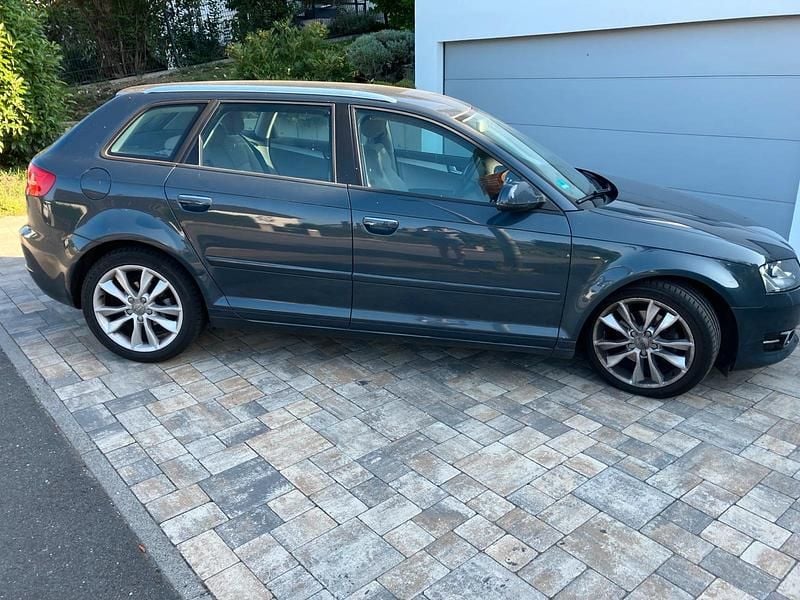 Grau Gebraucht 2011 Audi A3 Sportback S-Line Limousine | 4.100 € (Superpreis) - Bild 1/4
