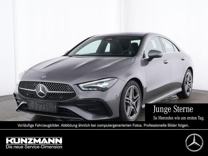 Mountaingrau metallic Gebraucht 2025 Mercedes CLA200 AMG Coupé | 36.239 € (Fairer Preis) - Bild 1/4