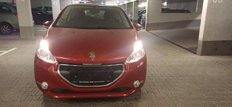 Gebraucht Peugeot 208 Active 95 PS (69 kW) 2012 Rot Kleinwagen