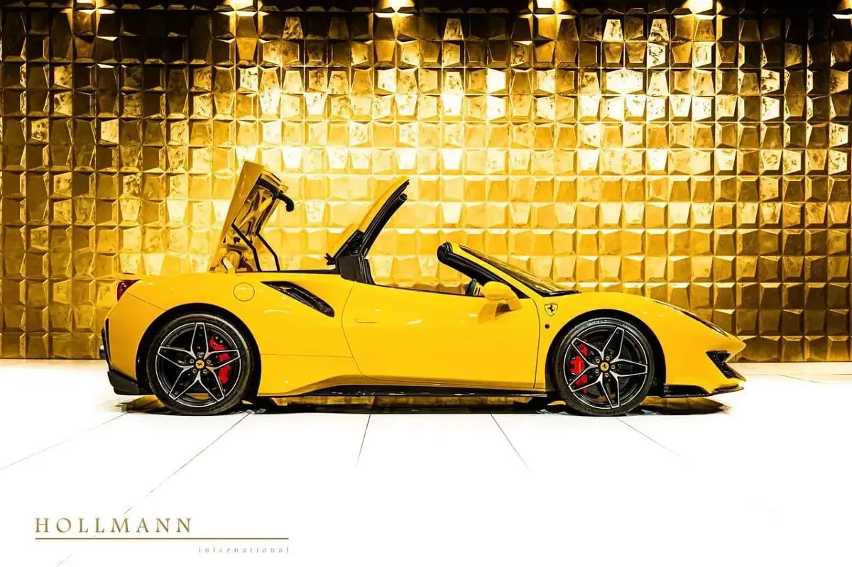 Gebraucht Ferrari 488 721 PS (530 kW) 2020 Gelb Cabrio