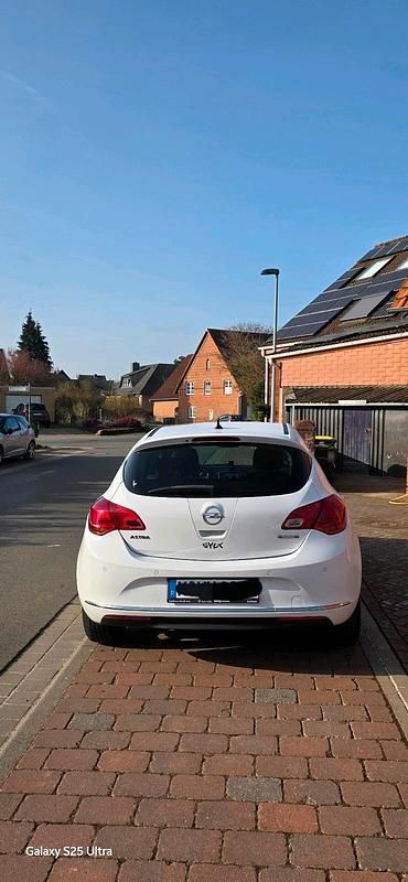 Gebraucht Opel Astra Active 120 PS (88 kW) 2013 Weiß Limousine