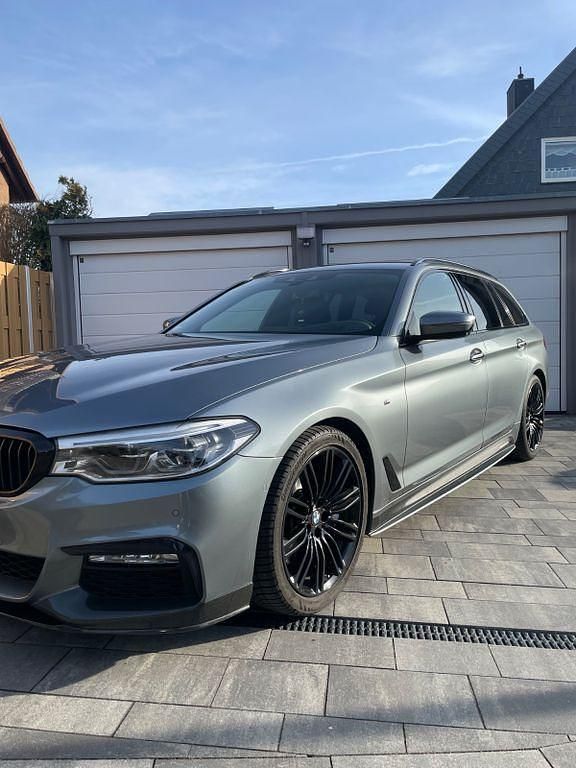 Grau Gebraucht 2017 BMW 530 Performance Kombi | 26.800 € (Teuer) - Bild 1/4