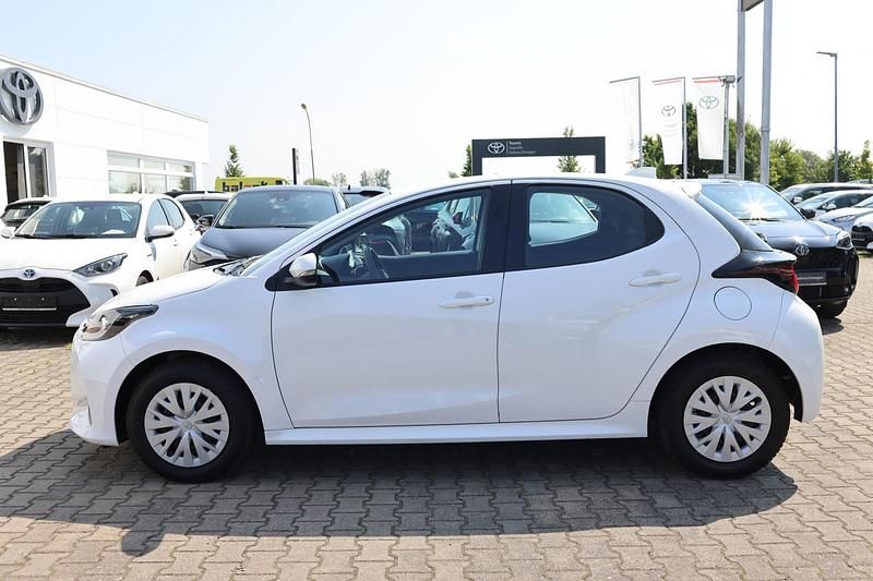 Gebraucht Toyota Yaris Basis 72 PS (52 kW) 2022 Weiß Limousine