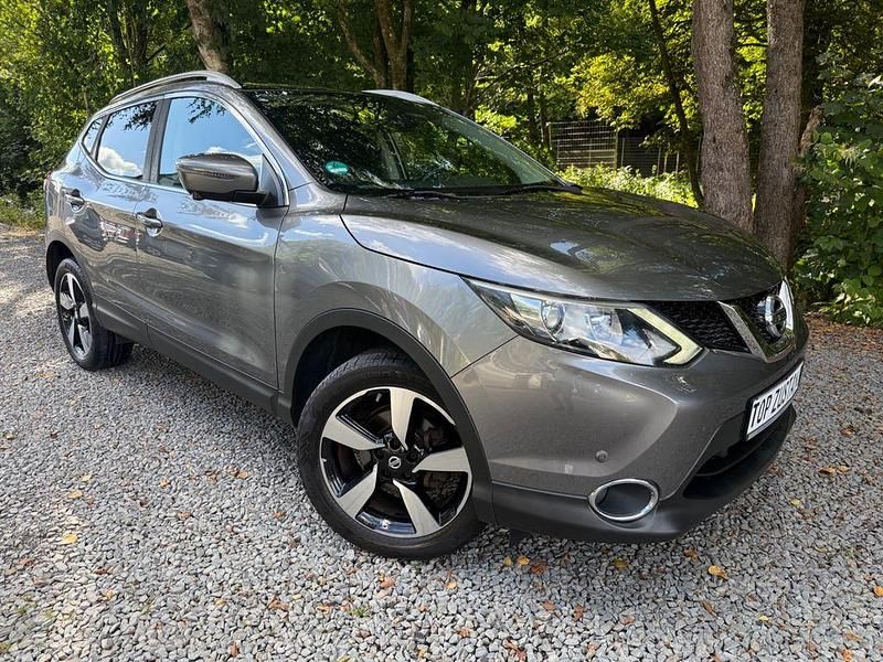 Grau Gebraucht 2015 Nissan Qashqai 360º SUV | 11.999 € (Fairer Preis) - Bild 1/4
