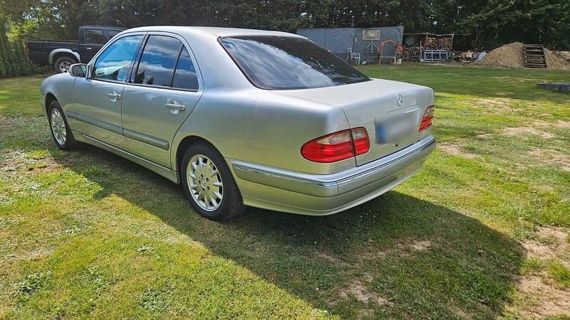 Gebraucht Mercedes E240 Elegance 170 PS (125 kW) 2001 Silber Limousine