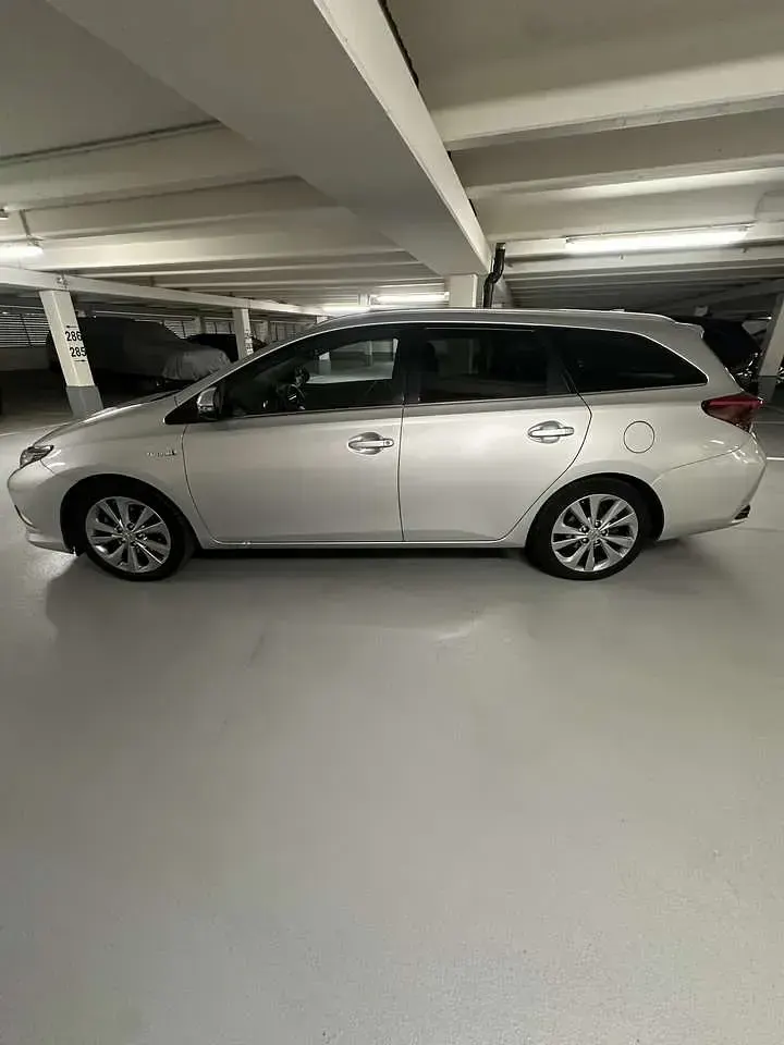 Gebraucht Toyota Auris Hybrid Executive 99 PS (72 kW) 2016 Grau Kombi