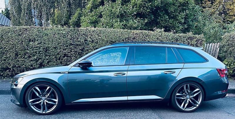 Grau Gebraucht 2018 Skoda Superb SportLine Kombi | 29.800 € (Teuer) - Bild 1/3