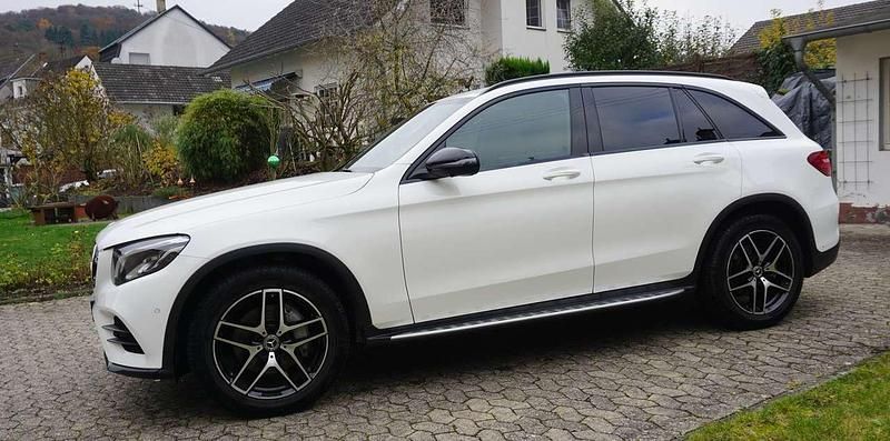 Weiß Gebraucht 2017 Mercedes GLC250 AMG line SUV | 27.900 € (Fairer Preis) - Bild 1/4