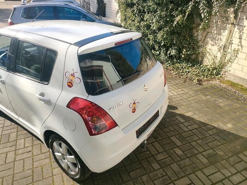 Gebraucht Suzuki Swift 92 PS (67 kW) 2009 Weiß Kleinwagen