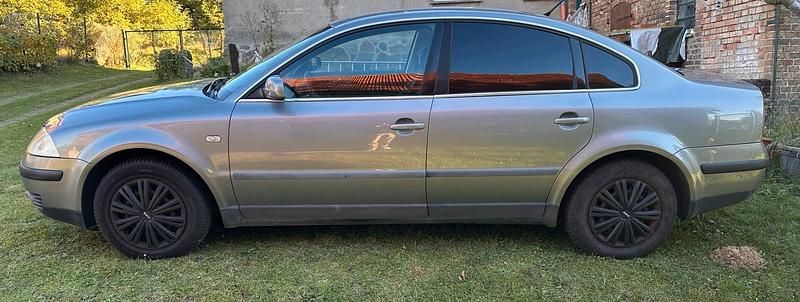 Grau Gebraucht 2000 VW Passat Limousine | 1.500 € (Fairer Preis) - Bild 1/3