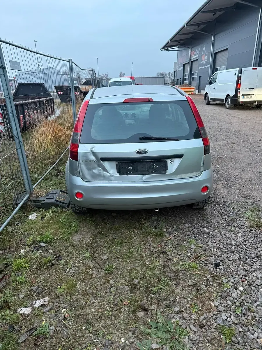 Gebraucht Ford Fiesta 84 PS (61 kW) 2003 Silber Kleinwagen
