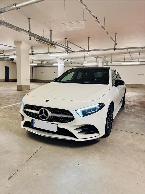 Weiß Gebraucht 2019 Mercedes A250 AMG line Limousine | 21.890 € (Superpreis) - Bild 1/4