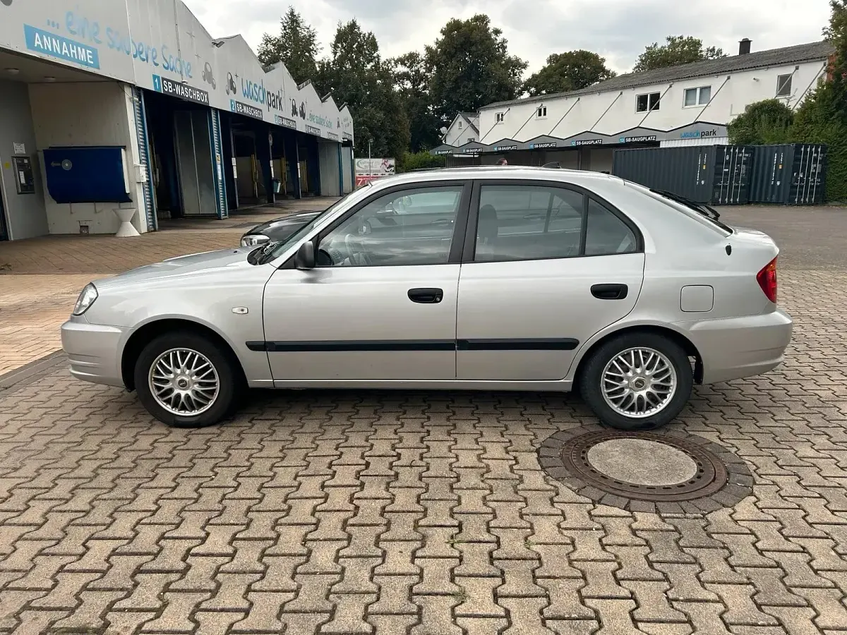 Gebraucht Hyundai Accent 86 PS (63 kW) 2005 Silber Limousine