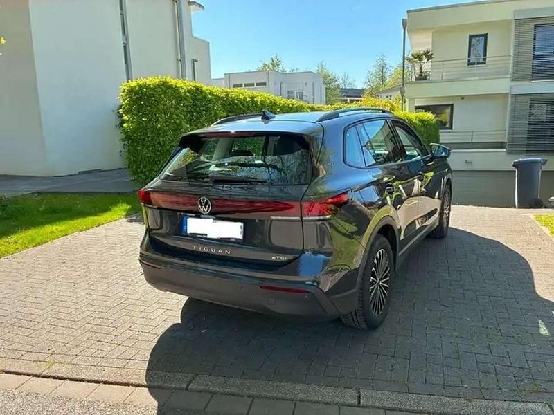 Grau Gebraucht 2025 VW Tiguan Life SUV | 33.900 € (Guter Preis) - Bild 1/4