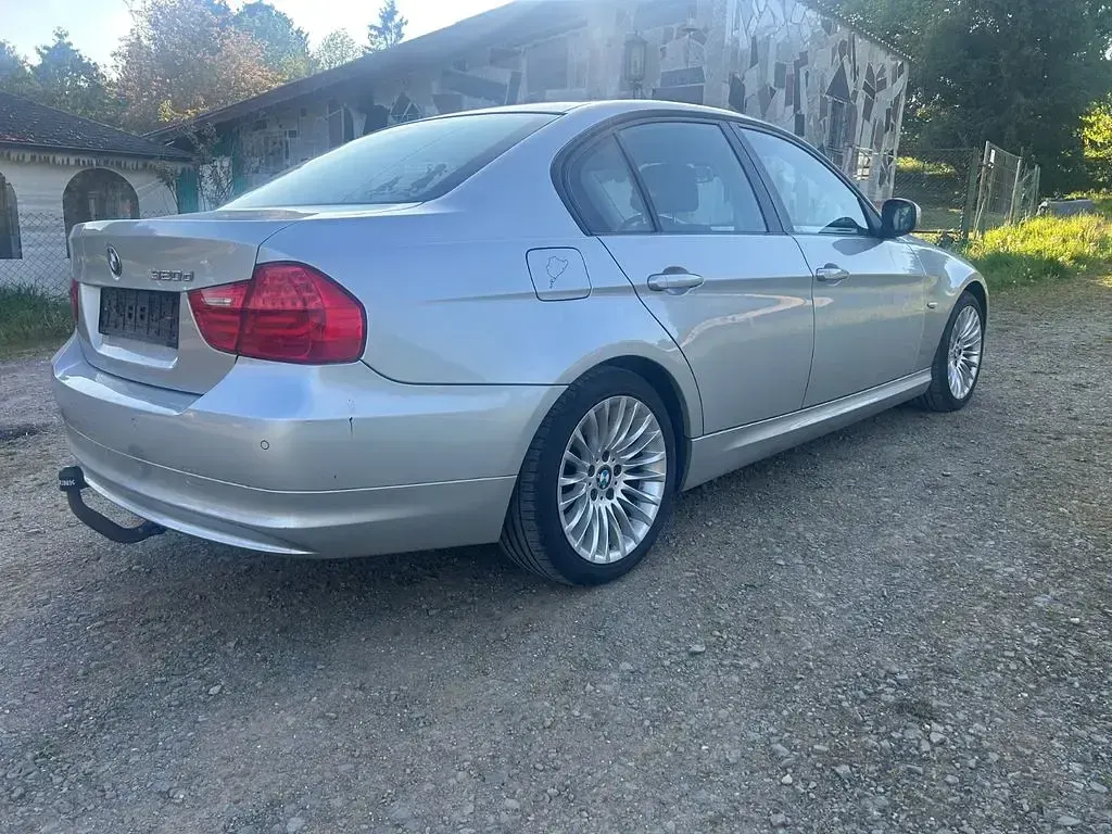 Gebraucht BMW 320 184 PS (135 kW) 2011 Silber Limousine