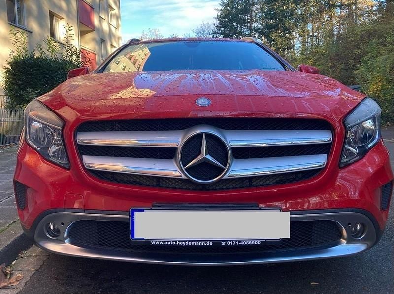 Rot Gebraucht 2016 Mercedes GLA180 SUV | 12.800 € (Etwas zu teuer) - Bild 1/4