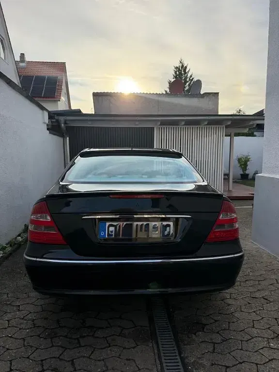Gebraucht Mercedes E240 Avantgarde 177 PS (130 kW) 2003 Schwarz Limousine