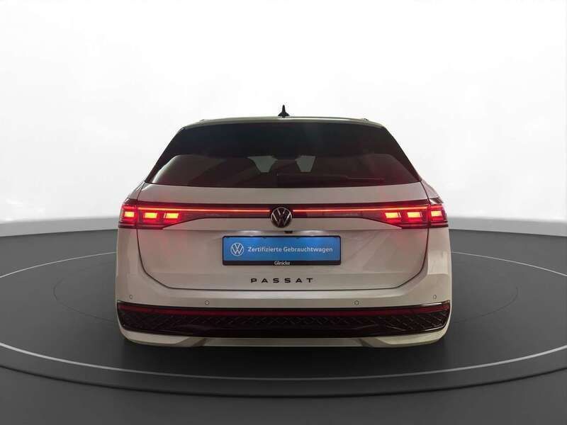 Gebraucht VW Passat R-line 150 PS (110 kW) 2024 Oryxweiß perlmutteffekt Kombi