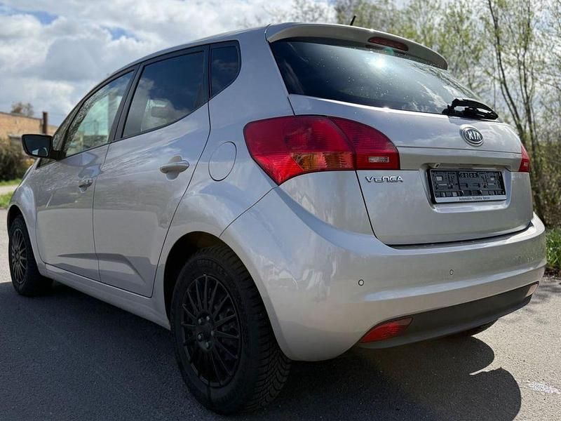 Gebraucht Kia Venga 125 PS (91 kW) 2011 Silber Kleinwagen
