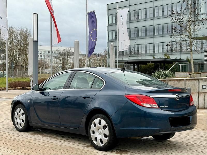 Gebraucht Opel Insignia Edition 160 PS (117 kW) 2011 Blau Limousine