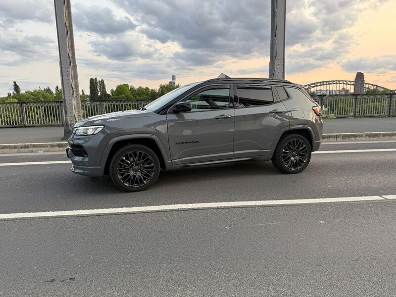 Grau Gebraucht 2022 Jeep Compass SUV | 24.300 € (Fairer Preis) - Bild 1/4
