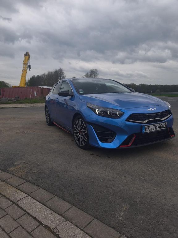 Blau Gebraucht 2022 Kia ProCeed Kleinwagen | 23.350 € (Fairer Preis) - Bild 1/4