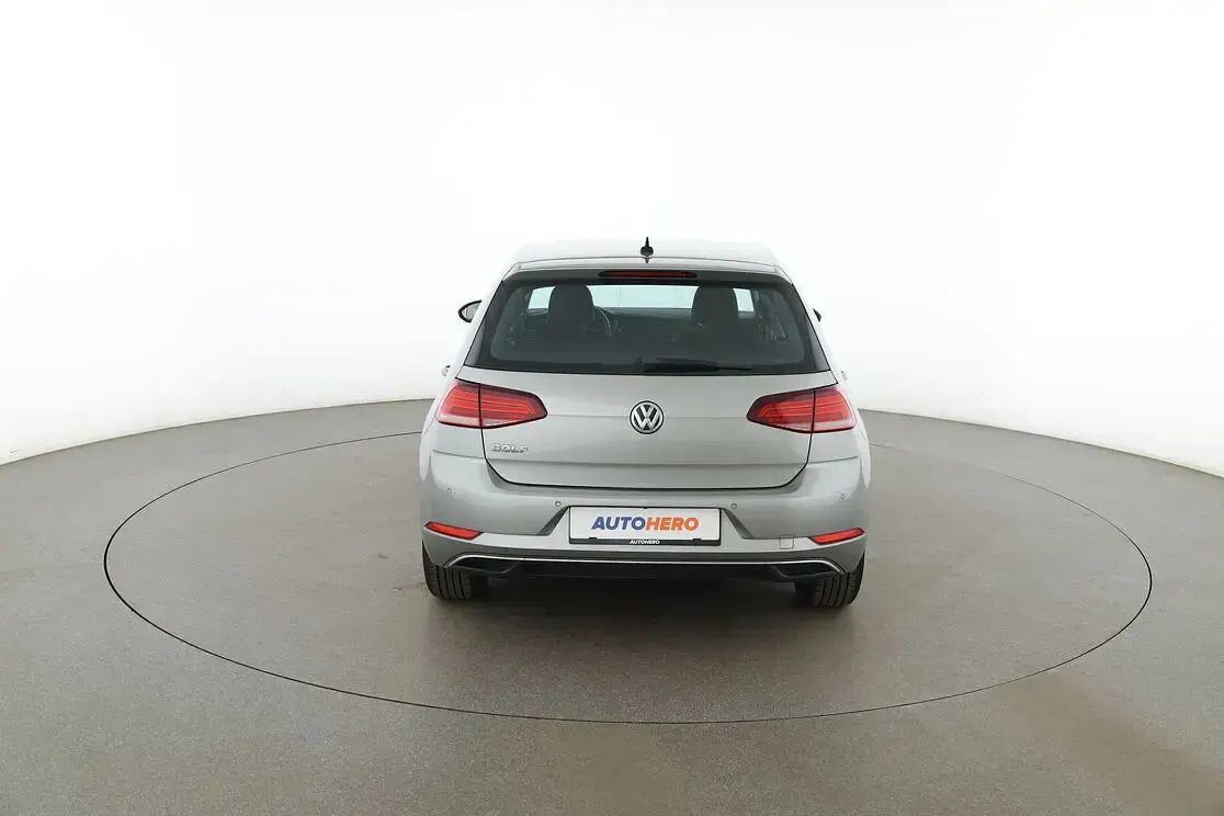 Używany VW Golf VII Comfortline 2018 Srebrny Sedan/Limuzyna