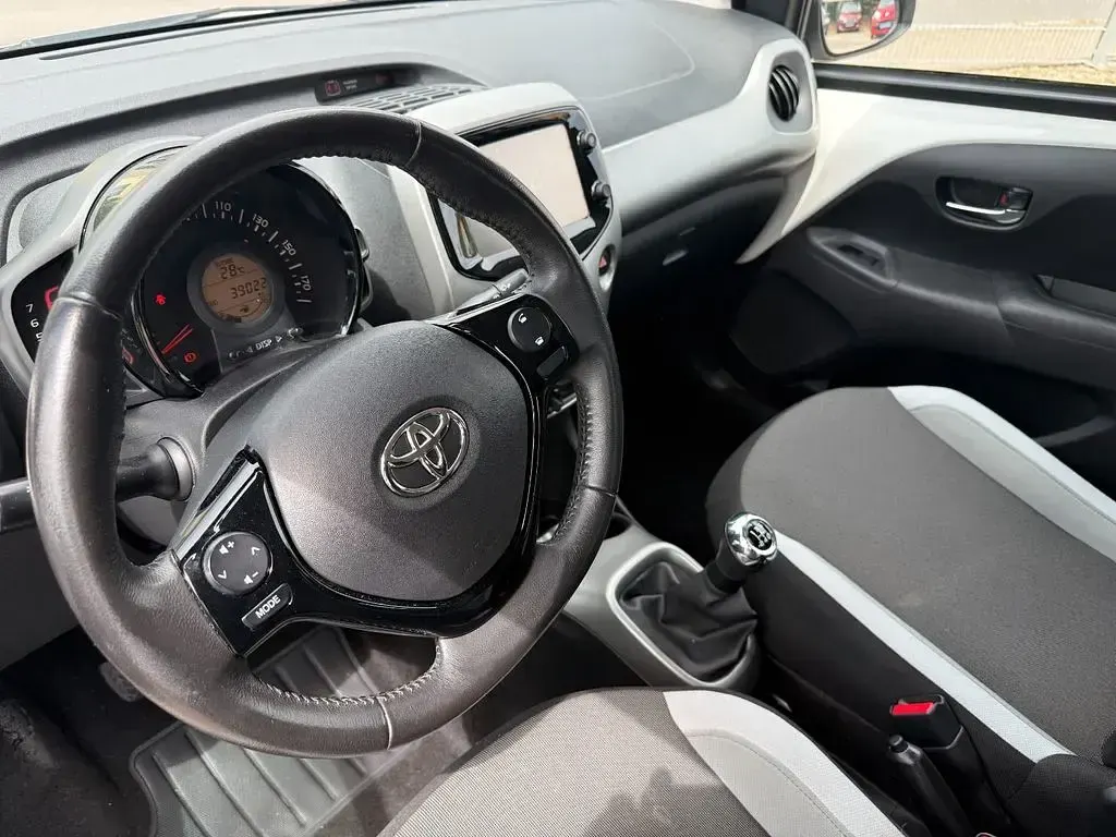 Gebraucht Toyota Aygo X-play 69 PS (50 kW) 2016 Weiß Kleinwagen