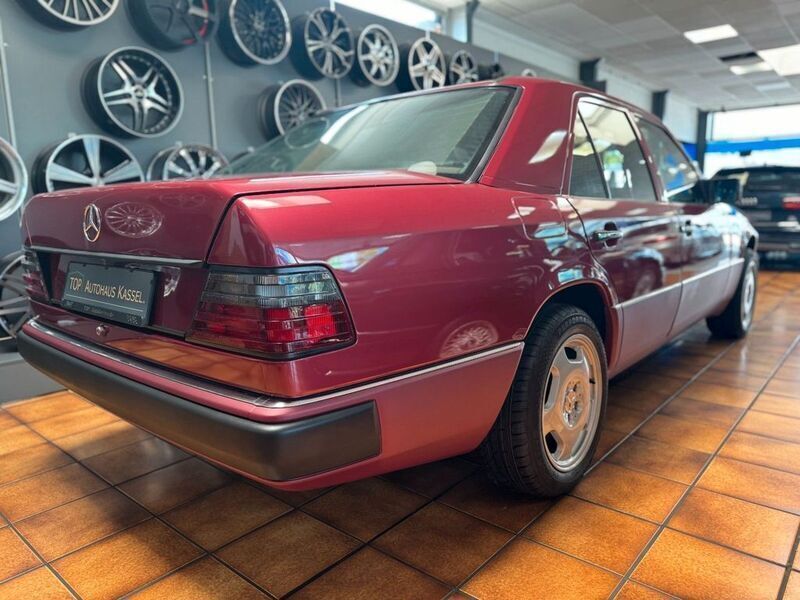Gebraucht Mercedes E200 118 PS (86 kW) 1991 Rot Limousine