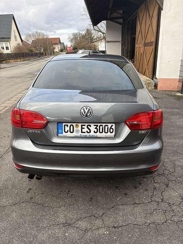 Gebraucht VW Jetta 122 PS (89 kW) 2012 Grau Limousine
