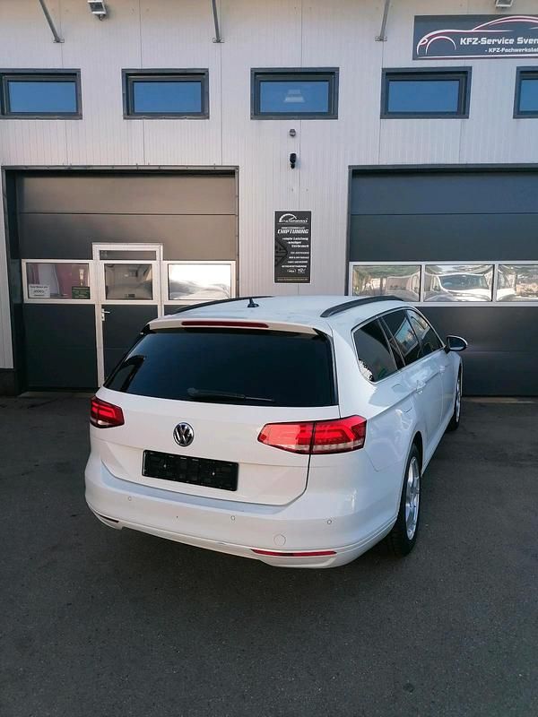 Weiß Gebraucht 2018 VW Passat Kombi | 9.890 € (Superpreis) - Bild 1/4
