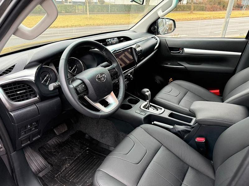 Neu Toyota HiLux Comfort 150 PS (110 kW) 2025 Grau Abholung