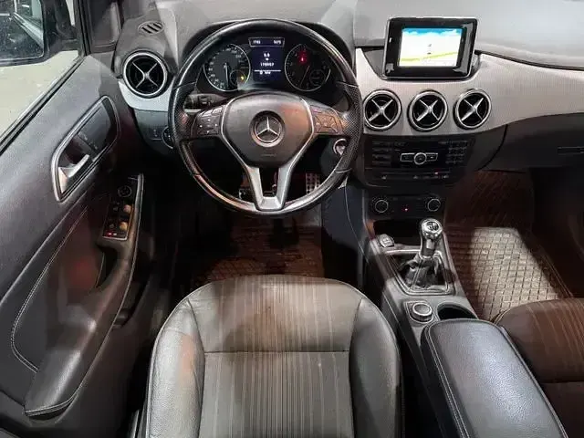 Gebraucht Mercedes B200 156 PS (114 kW) 2012 Schwarz Kleinwagen