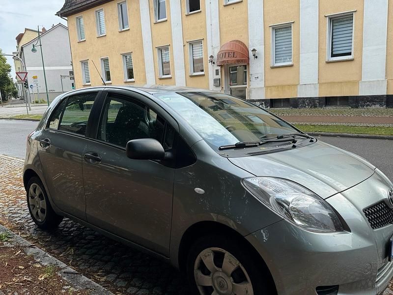 Grau Gebraucht 2007 Toyota Yaris Kleinwagen | 2.799 € (Superpreis) - Bild 1/4