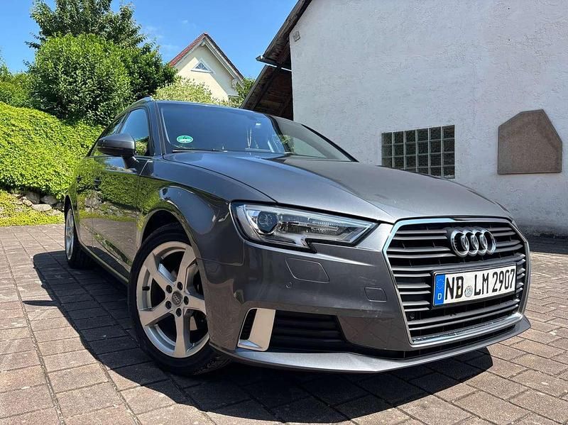 Grau Gebraucht 2019 Audi A3 Sportback Sport Kombi | 18.300 € (Fairer Preis) - Bild 1/4