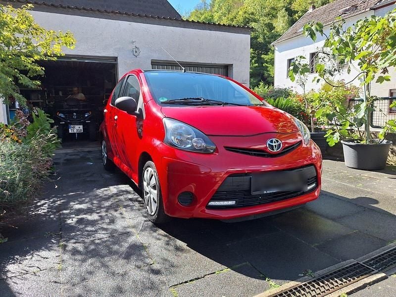 Rot Gebraucht 2014 Toyota Aygo Kleinwagen | 5.700 € (Fairer Preis) - Bild 1/4