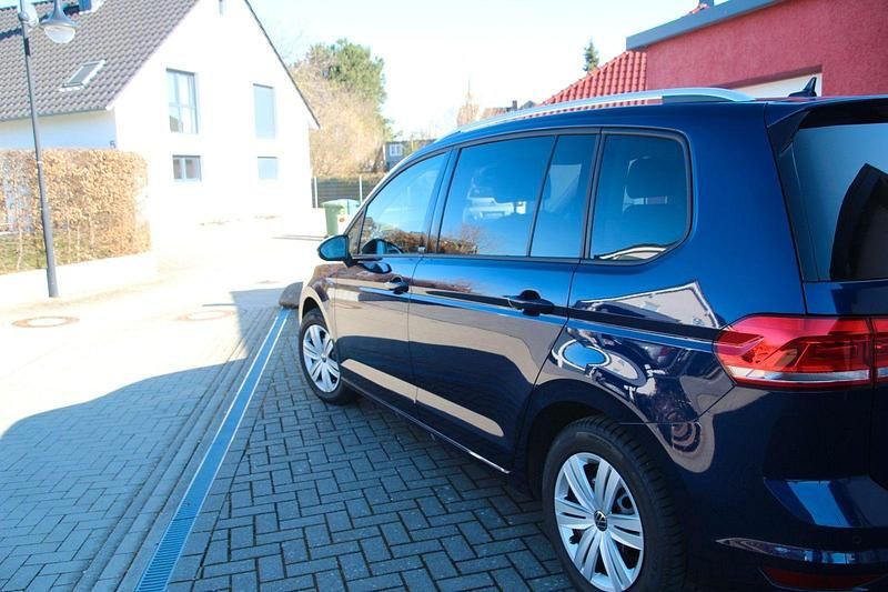Gebraucht VW Touran Move 150 PS (110 kW) 2023 Blau Van / Kleinbus