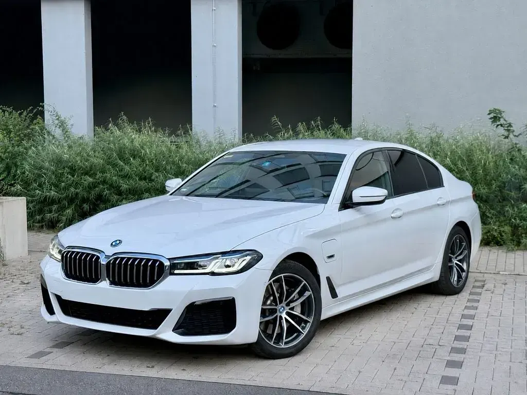 Gebraucht BMW 530e M Sport 292 PS (214 kW) 2023 Alpinweiss iii Limousine