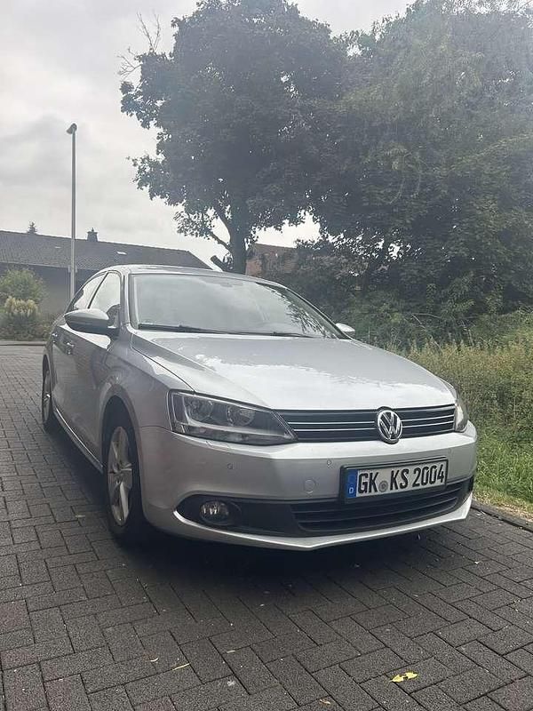 Grau Gebraucht 2012 VW Jetta Comfortline Limousine | 6.750 € (Fairer Preis) - Bild 1/4
