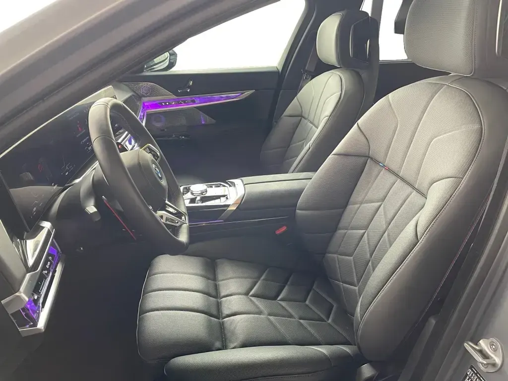 Gebraucht BMW M760e Executive 381 PS (280 kW) 2025 Frozen pure grey metallic Limousine